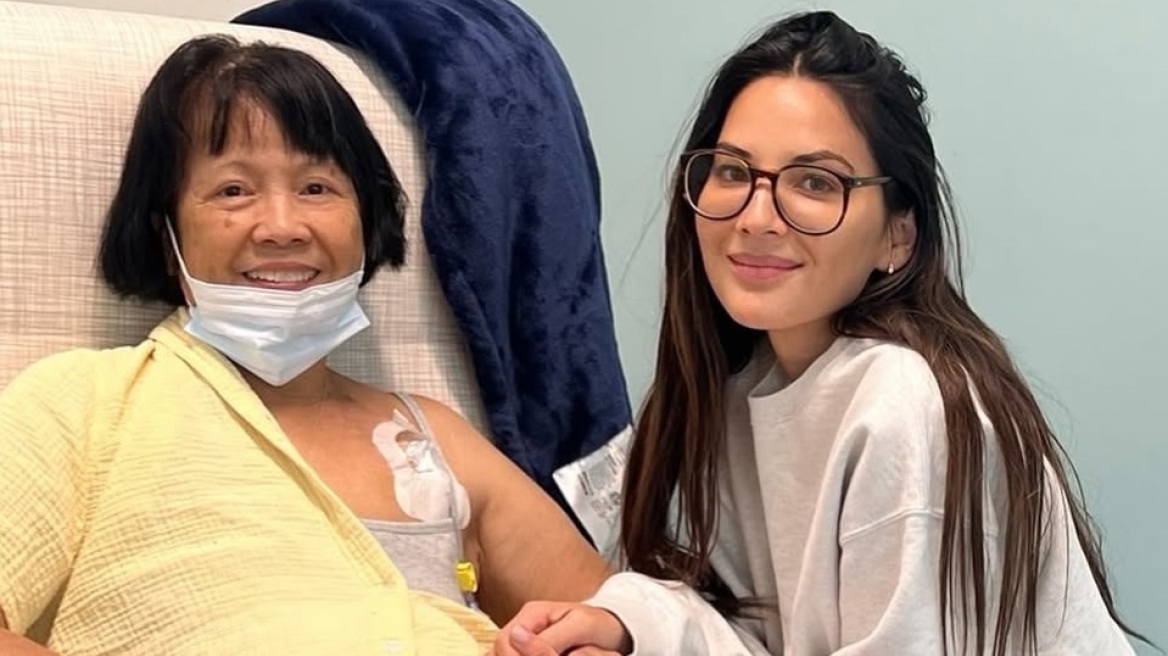 Ολίβια Μαν: Διαγνώστηκε και η μητέρα της με καρκίνο του μαστού 2 χρόνια μετά τη δική της μάχη - Οι φωτογραφίες μέσα από το νοσοκομείο