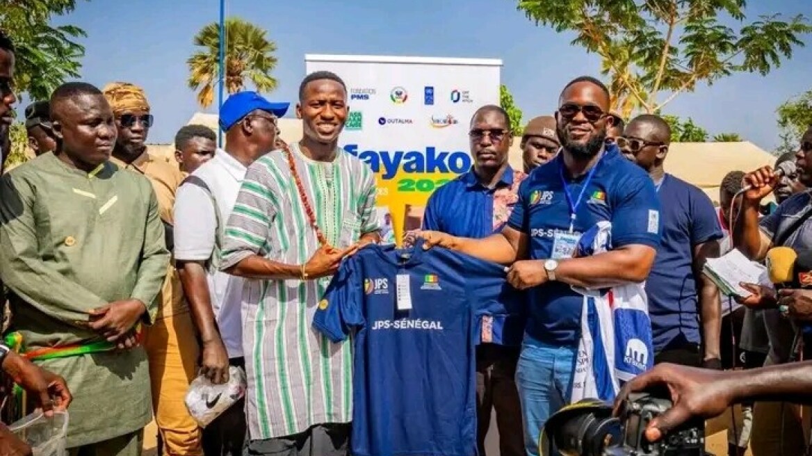 Ο Σενεγαλέζος άσος της Τότεναμ, Πάπε Σαρ, πλήρωσε για να έχει ρεύμα το χωριό του