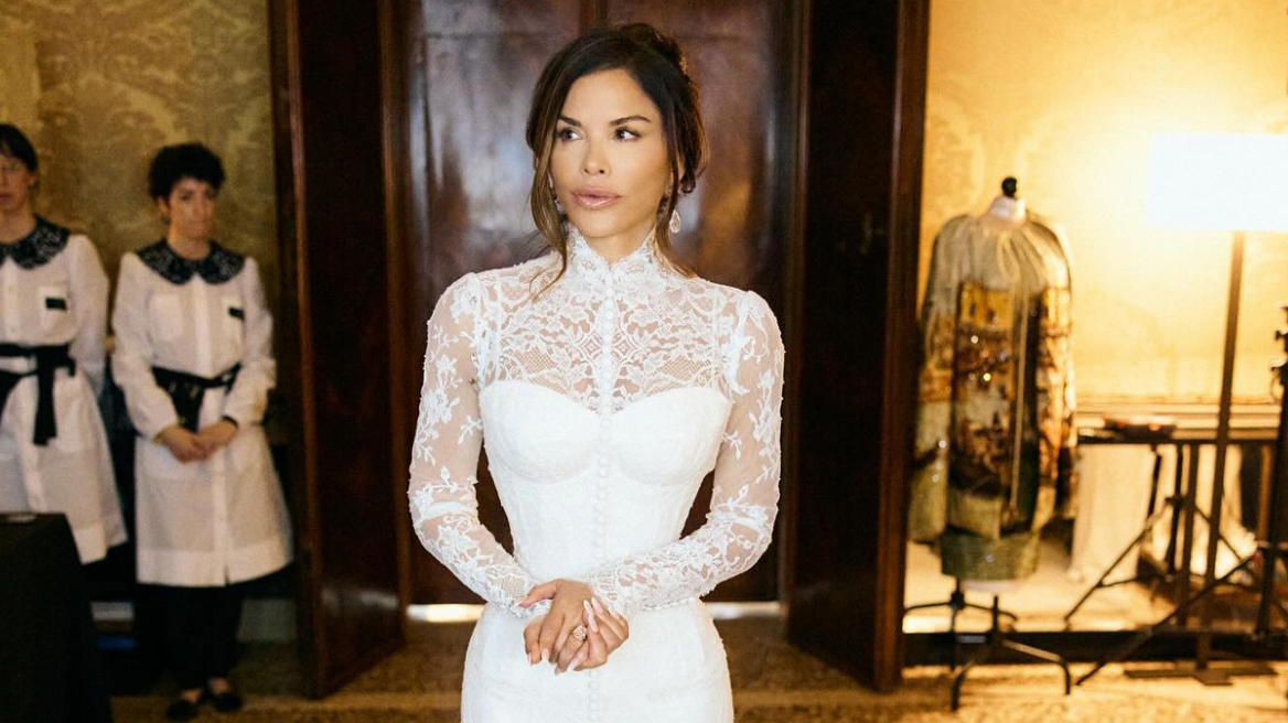 Λόρεν Σάντσεζ: Πείραξε τις φωτογραφίες της με το νυφικό του γάμου με τον Τζεφ Μπέζος; «Πόσους αντίχειρες έχεις;» τη ρωτούν στα social media
