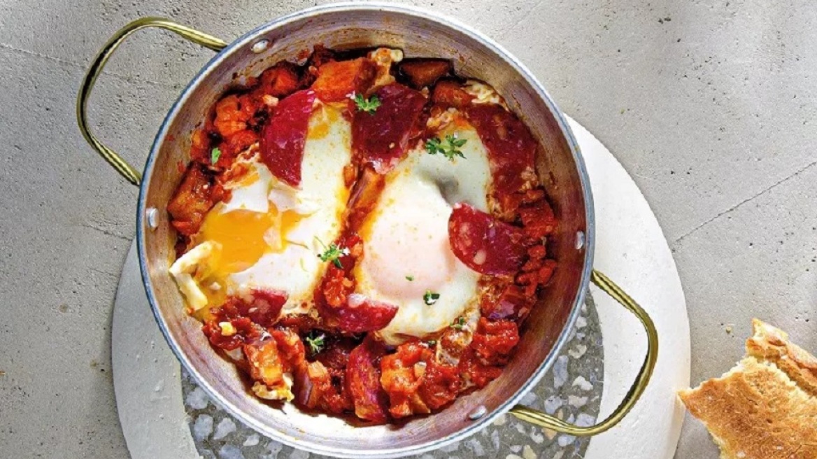 Η συνταγή της ημέρας. Μελιτζάνες με αυγά, σαλάμι Λευκάδος και σουμάκ. Το μενού της εβδομάδας (14/7 έως 20/7)