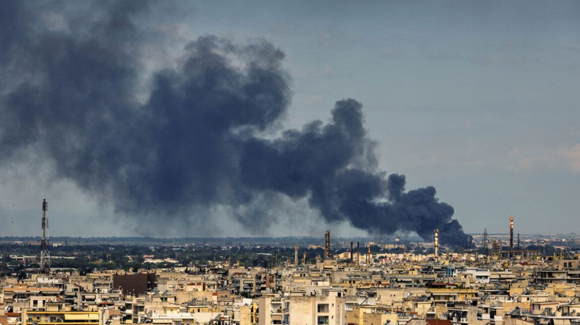 Ενισχύθηκαν οι δυνάμεις στη φωτιά σε εταιρία ανακύκλωσης στη ΒΙ.ΠΕ. Σίνδου - Μήνυμα 112 για επικίνδυνους καπνούς
