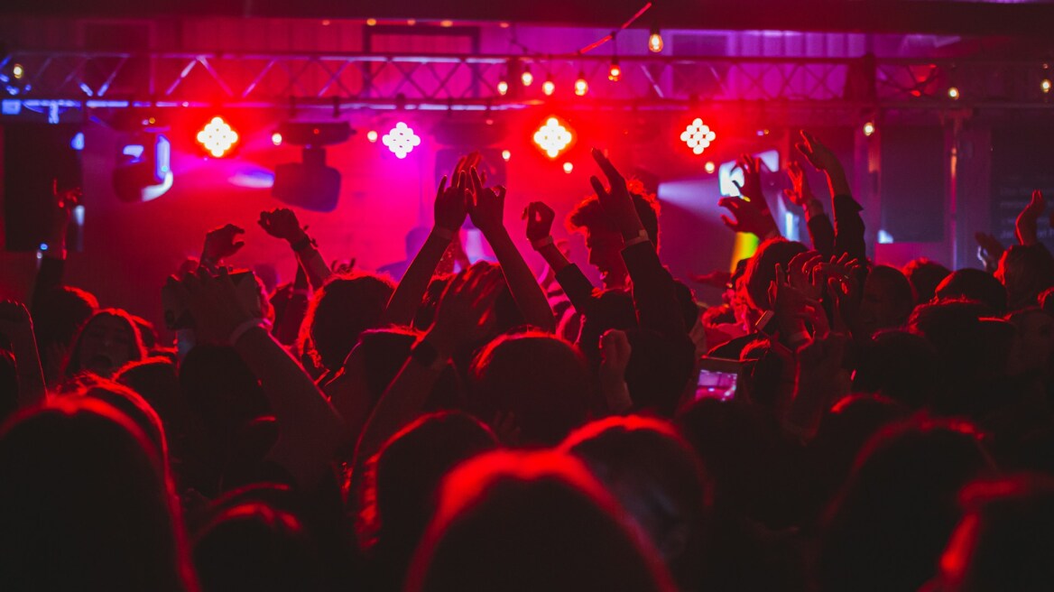 Η νυχτερινή διασκέδαση αλλάζει: Τι είναι το soft clubbing στο οποίο επιδίδονται όλο και περισσότεροι νέοι άνθρωποι