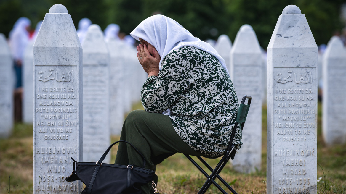 Τριάντα χρόνια από τη Γενοκτονία στη Σρεμπρένιτσα - Χιλιάδες Βόσνιοι τιμούν τα θύματα της σφαγής