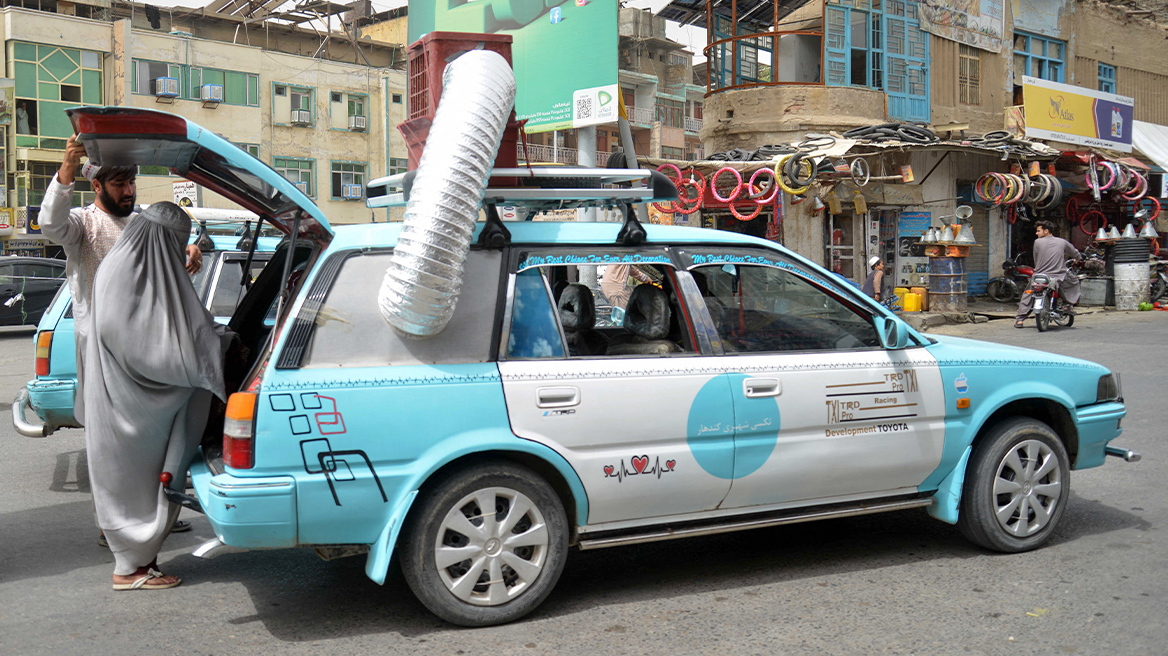 Οδηγοί ταξί στο Αφγανιστάν νικούν τον καύσωνα με... αυτοσχέδια air condition - Δείτε βίντεο