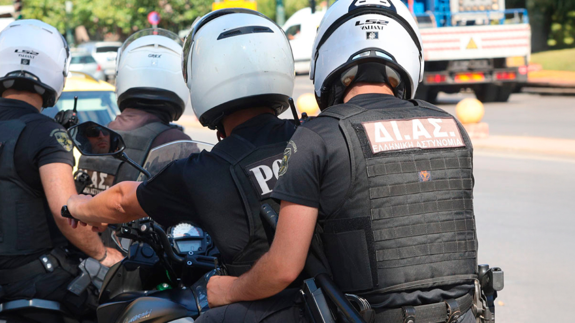 Άνω Λιόσια: Επεισοδιακή καταδίωξη αυτοκινήτου που οδηγούσε 8χρονος Ρομά - Δεν σταμάτησε και κατέληξε σε γκαραζόπορτα