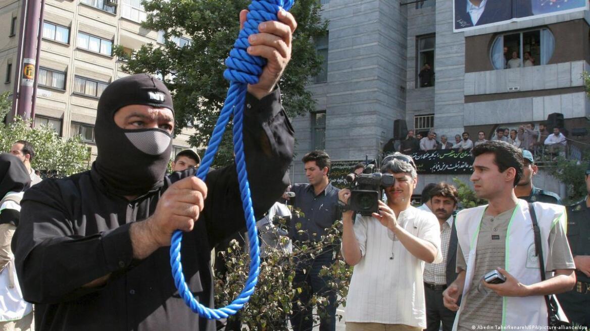 Ιράν: Εκτελέστηκε δημόσια ένας άνδρας που κρίθηκε ένοχος για το βιασμό και το φόνο ενός κοριτσιού Ιράν: Εκτελέστηκε δημόσια ένας άνδρας που κρίθηκε ένοχος για το βιασμό και το φόνο ενός κοριτσιού