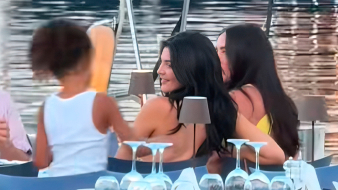 Η Κάιλι Τζένερ κάνει διακοπές στην Κεφαλονιά - Δείτε βίντεο
