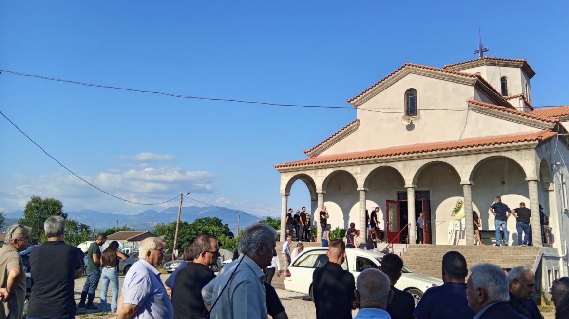 Αγρίνιο: Θρήνος στην κηδεία της 2χρονης Αλεξάνδρας που παρασύρθηκε από το αγροτικό όχημα του πατέρα της