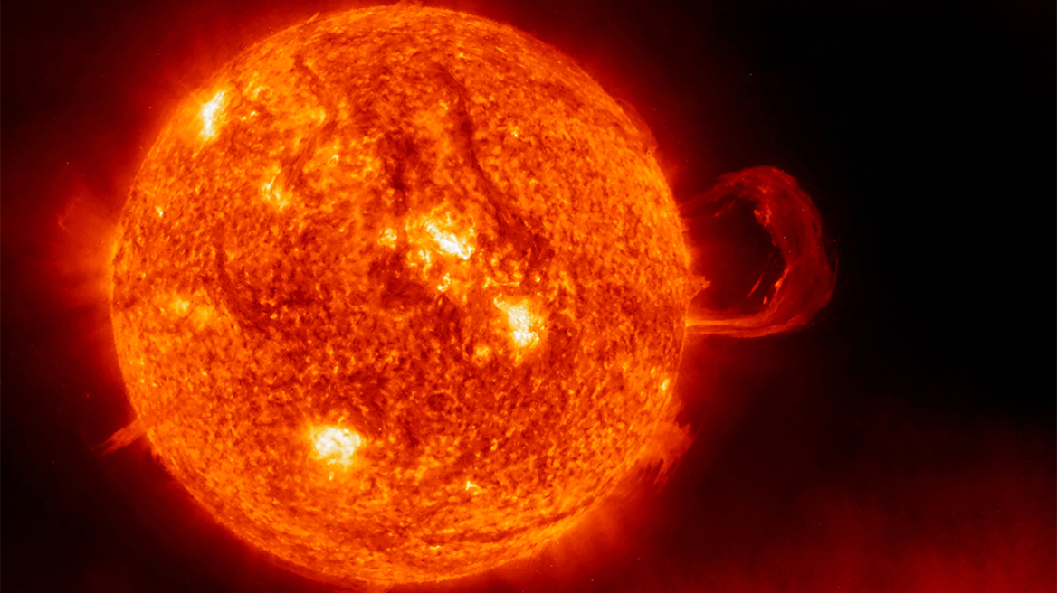 Η πτώση του Ίκαρου: Η απίστευτη πτήση αλεξιπτωτιστή που «διασχίζει» τον Ήλιο