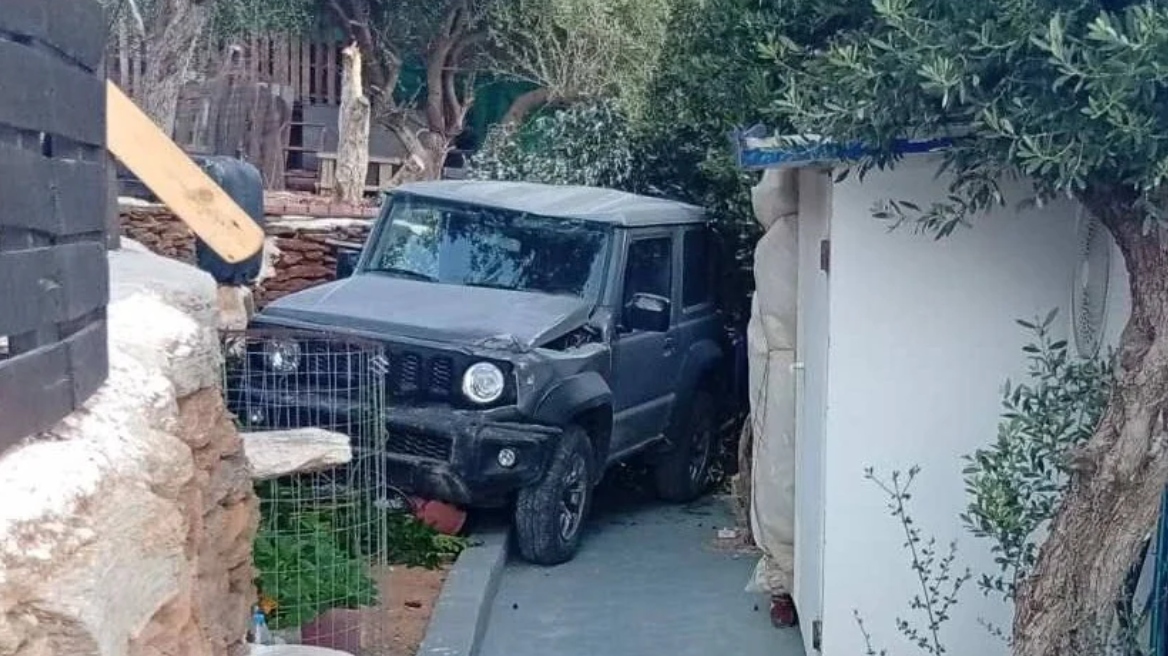 Τήνος: Τζιπ παρασύρθηκε από τον αέρα και έπεσε μέσα σε σπίτι Τήνος: Τζιπ παρασύρθηκε από τον αέρα και έπεσε μέσα σε σπίτι