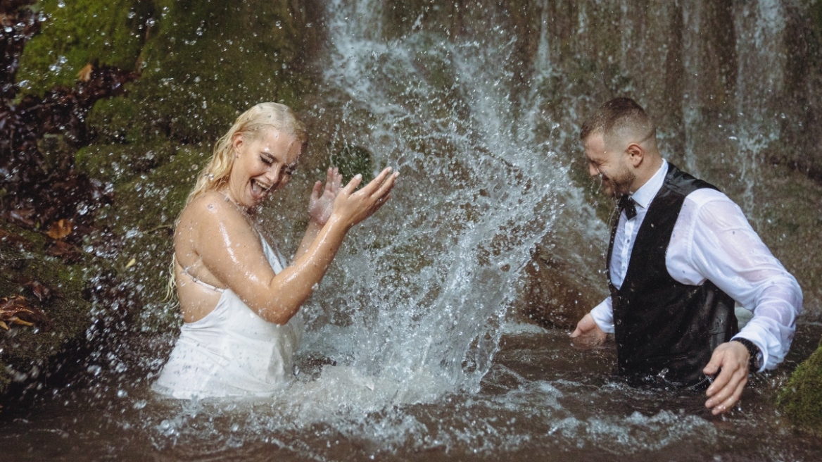 Ο καταρράκτες της Βόρειας Ελλάδας πρωταγωνιστούν στα γαμήλια άλμπουμ – Viral οι πόζες από νύφες και γαμπρούς