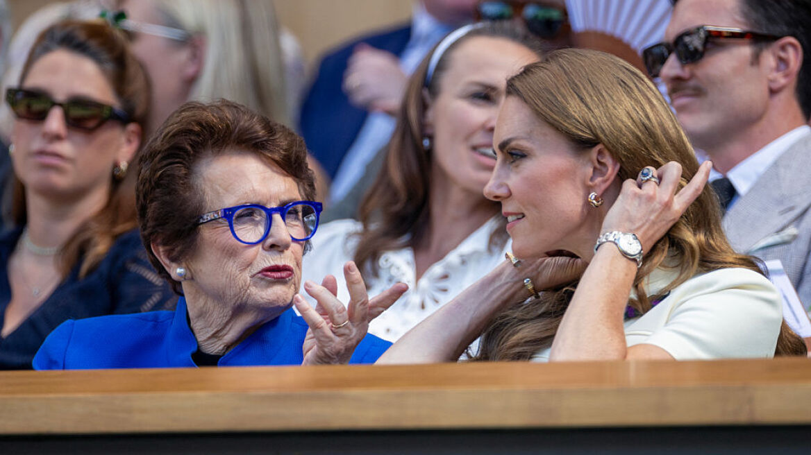 Κέιτ Μίντλετον: Η στιγμή που χαιρετά τη θρυλική Μπίλυ Τζιν Κίνγκ στο Γουίμπλεντον και το κοινό χειροκροτά όρθιο (βίντεο)