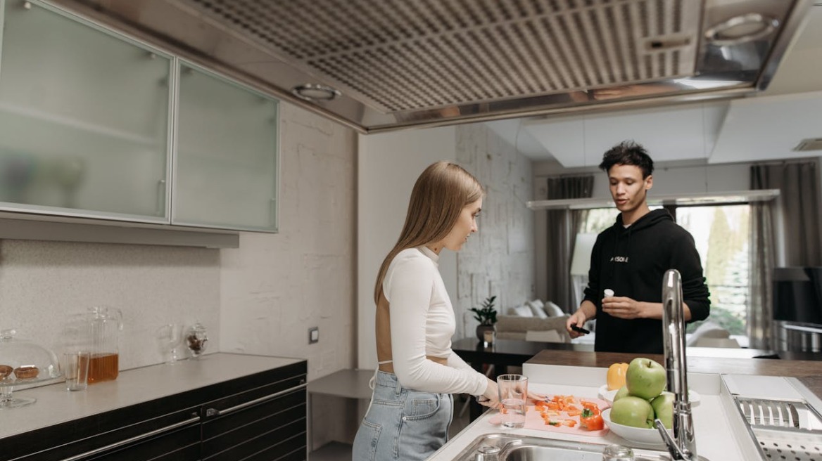 Συμβουλές καθαριότητας και συντήρησης φαγητού από μικροβιολόγους ώστε να αποφεύγετε την εξάπλωση μικροβίων στην κουζίνα
