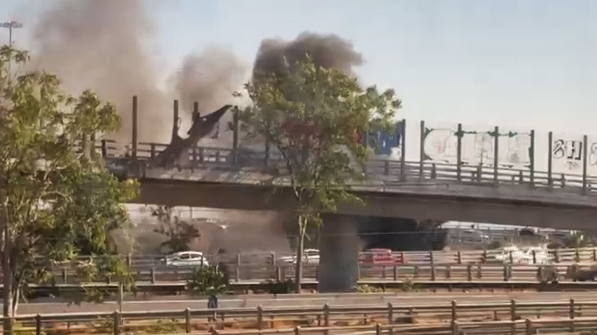 Φωτιά σε αυτοκίνητο στο Νέο Φάληρο - Δείτε βίντεο