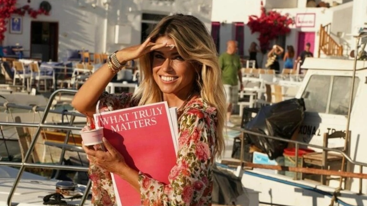 Η Βάσια Κωσταρά ντύνει την Πάρο με κυκλαδίτικο ροζ
