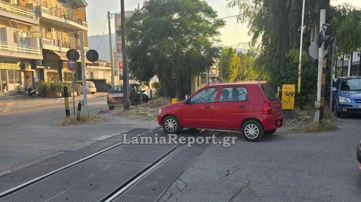 Πάρκαρε πάνω σε γραμμές τρένου στη Λαμία για να παίξει τυχερά παιχνίδια - Δείτε φωτογραφίες