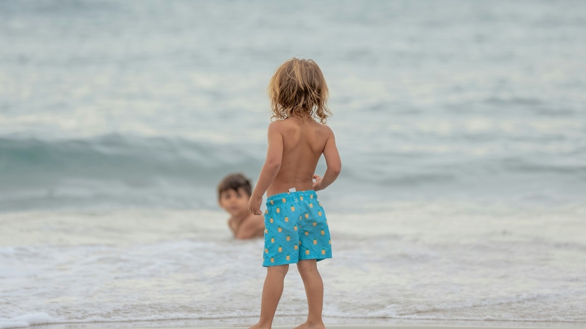 «Γιατί η μαμά καλύπτει το στήθος της με το μαγιό ενώ ο μπαμπάς και τα αγοράκια όχι;»: Τι απαντάμε