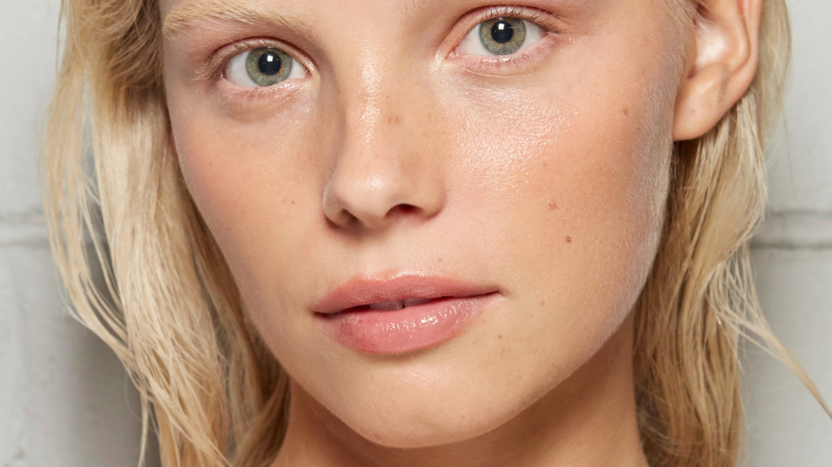 Τα δροσερά face mists που κρατούν την επιδερμίδα μας ενυδατωμένη όλη μέρα
