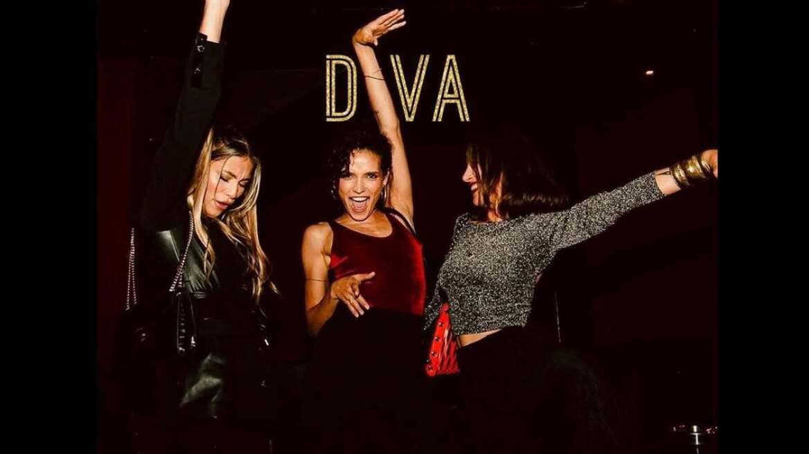 Στη Γαλλία λειτουργεί ένα νάιτ κλαμπ μόνο για γυναίκες: Διασκεδάζουν, τρώνε και χορεύουν χωρίς πίεση από τους άντρες