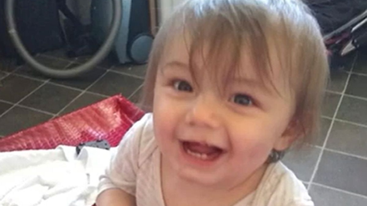 Παππούδες στην Ουαλία σκότωσαν τον 2χρονο εγγονό τους: «Τον κρατούσαν σαν σακούλα σκουπιδιών», γεμάτο μώλωπες το σώμα του