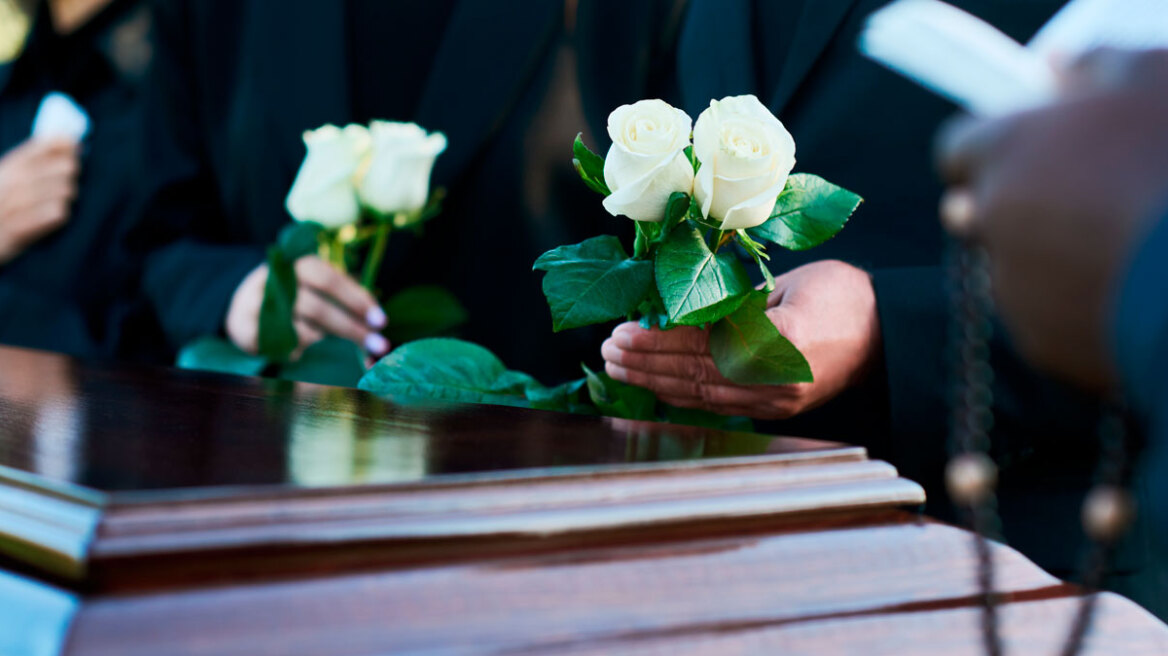 Τι συμβαίνει στα ρούχα ενός νεκρού: Πως αποσυντίθενται μέσα στο φέρετρο