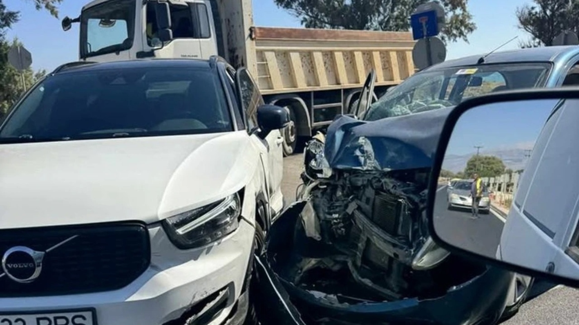 Χανιά:Τροχαίο με τουρίστες στην εθνική, στο ύψος του Καβρού – Ουρές χιλιομέτρων - Δείτε φωτογραφίες