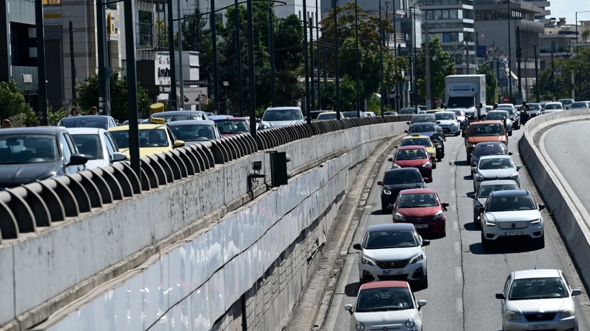Ομαλοποιήθηκε η κυκλοφορία στην Κηφισίας μετά τη σύγκρουση οχημάτων 