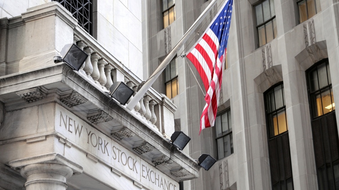 Wall Street: Τεχνολογικός ενθουσιασμός και τραπεζικές απώλειες «μοίρασαν» τους δείκτες - Νέο ρεκόρ για Nasdaq