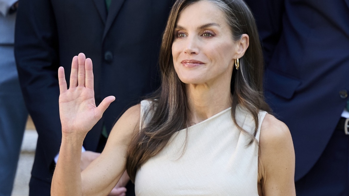 H βασίλισσα Λετίσια συνδύασε one-shoulder φόρεμα με εσπαντρίγιες
