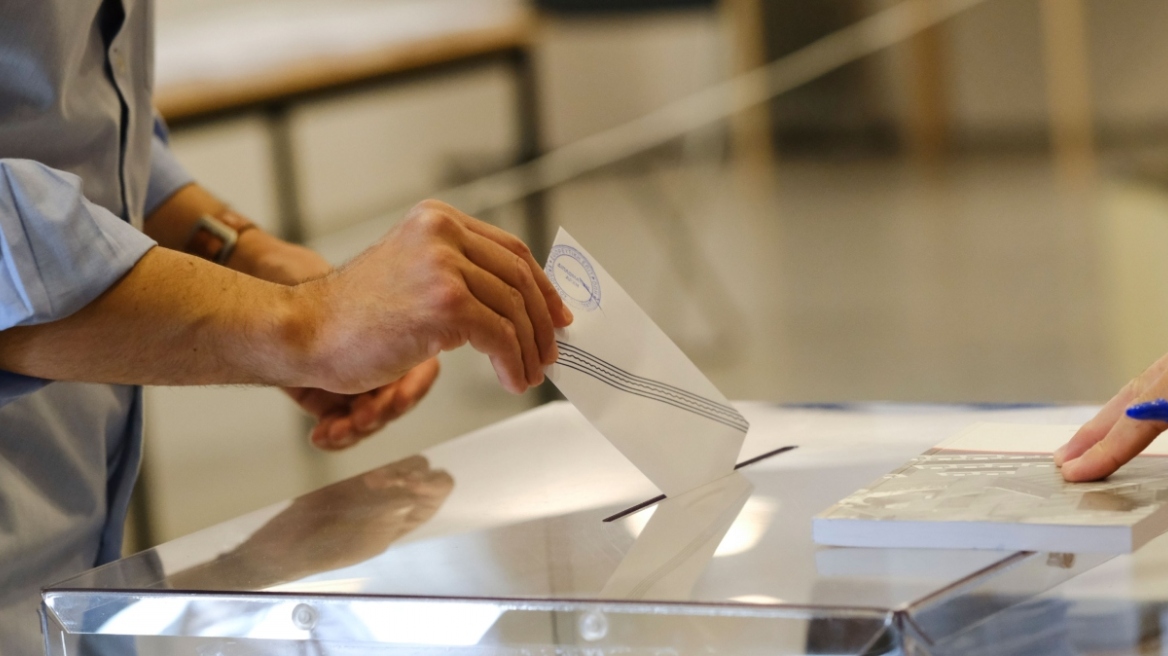 Real Polls: Μικρή πτώση στα ποσοστά της ΝΔ μετά την υπόθεση ΟΠΕΚΕΠΕ – Απώλειες και για το δεύτερο ΠΑΣΟΚ