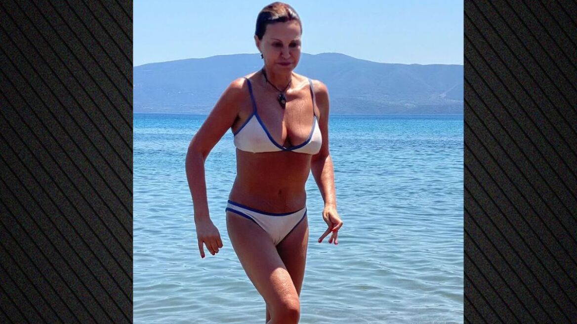 Η Αλεξάνδρα Παλαιολόγου ποζάρει με μπικίνι στο Λουτράκι - Δείτε φωτογραφίες