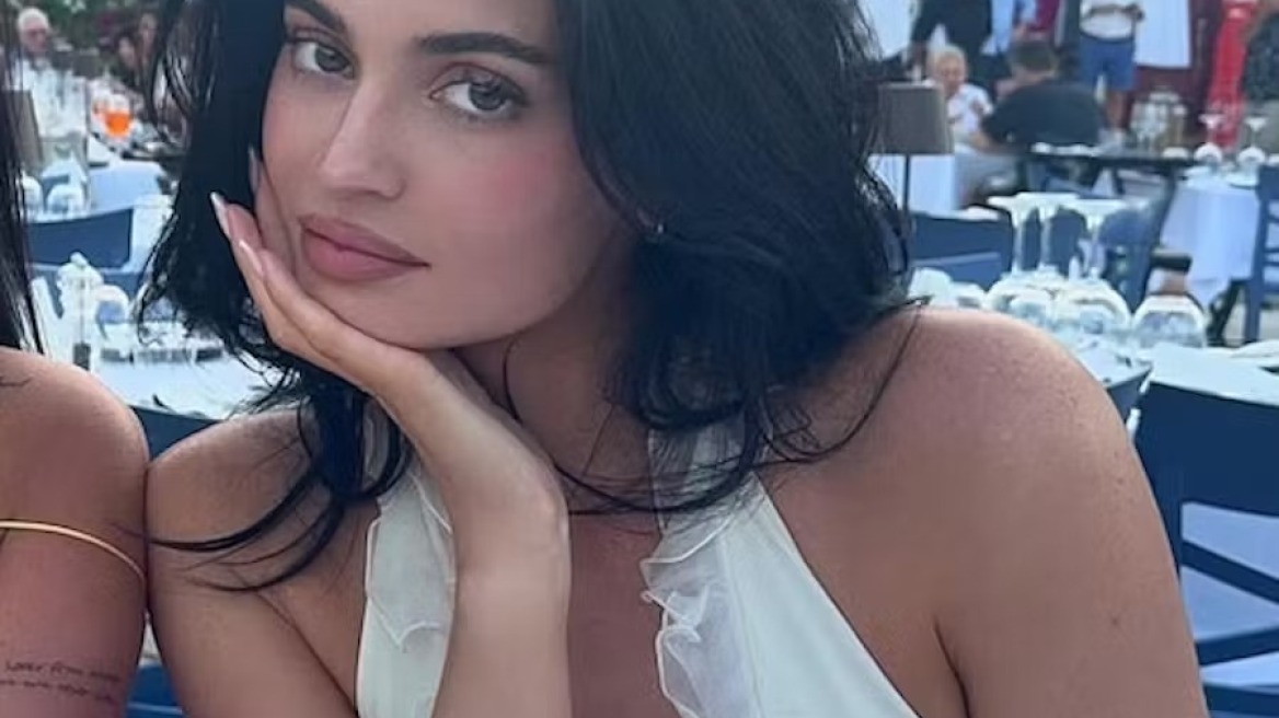 H Kάιλι Τζένερ φωτογραφίζεται φορώντας vintage Emanuel Ungaro με φόντο τα καταγάλανα νερά της Ελλάδας
