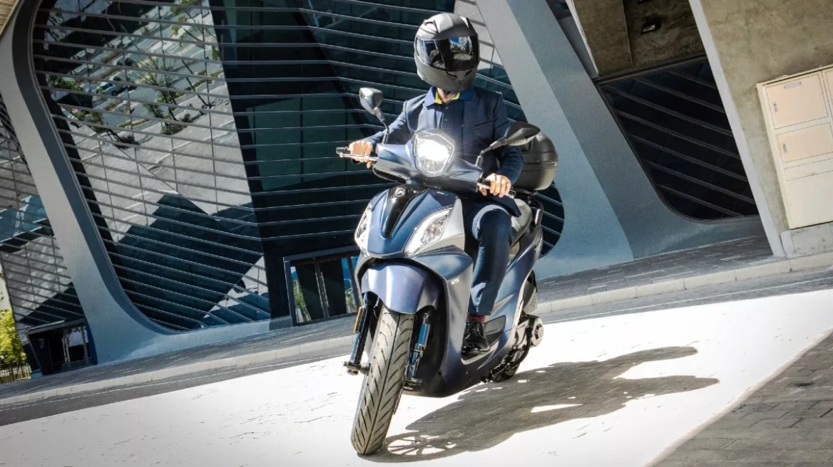 Οι Έλληνες αγοράζουν μετά μανίας δίκυκλα - Ποιο scooter κυριαρχεί;
