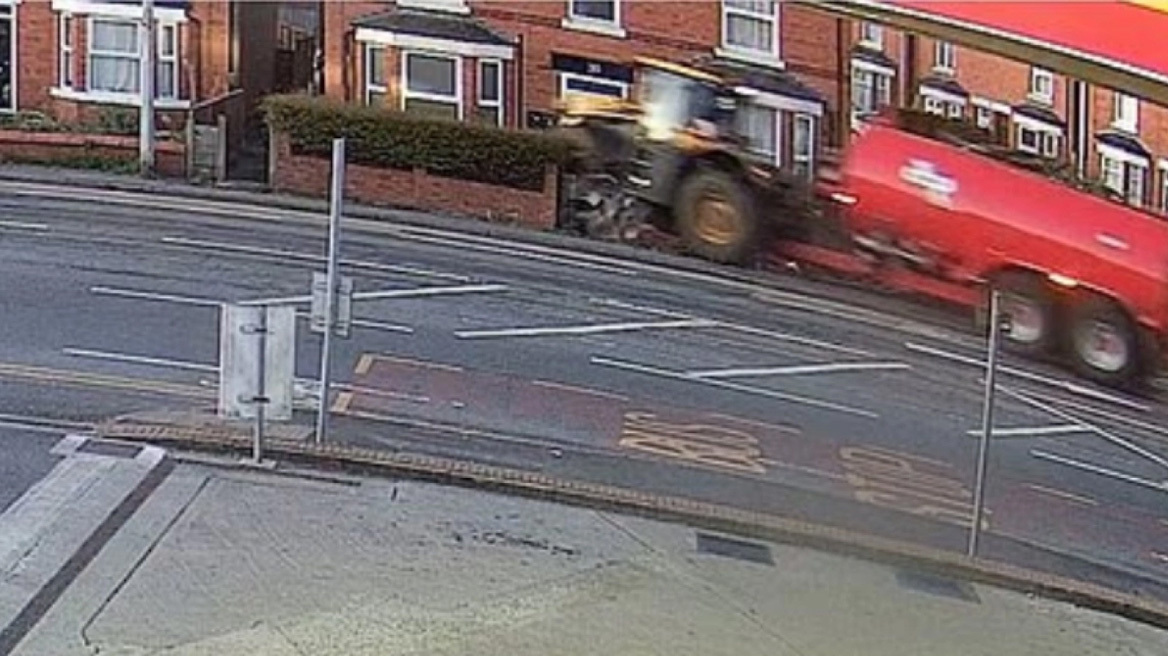 Έπεσε πάνω σε σπίτι με τρακτέρ 31 τόνων επειδή οδηγούσε υπό την επήρεια κοκαΐνης (vid)