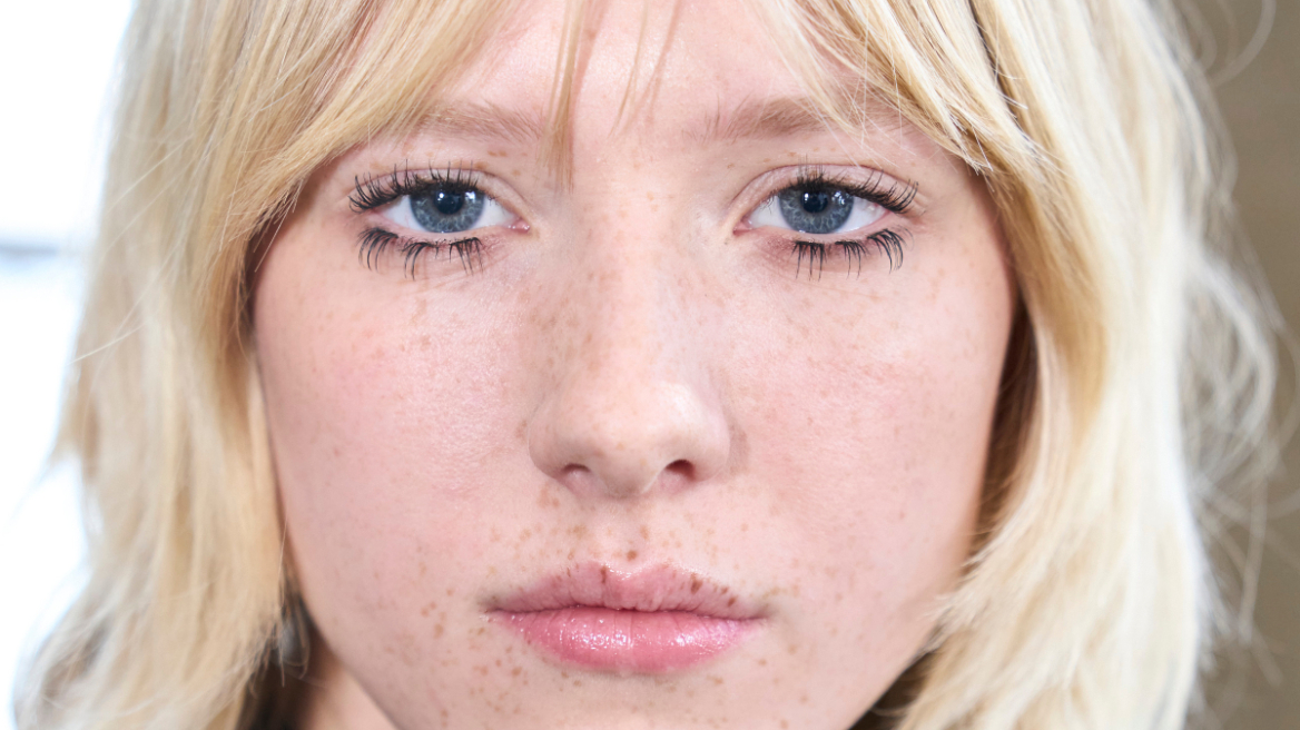 Lash painting: Το τρικ για τέλεια εφαρμογή της μάσκαρα χωρίς κόμπους στις βλεφαρίδες
