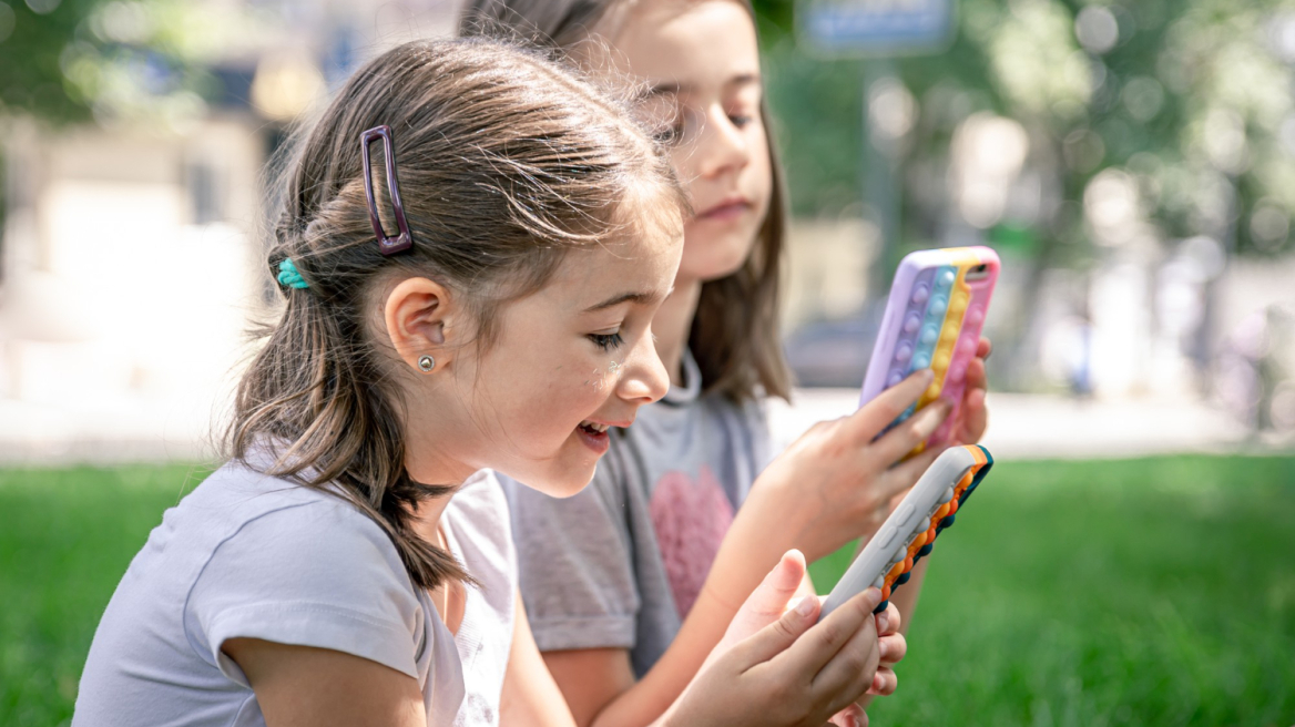 Προστασία ανηλίκων στο διαδίκτυο: Η Ευρώπη δοκιμάζει νέα εφαρμογή – Τι σημαίνει αυτό για την Ελλάδα;
