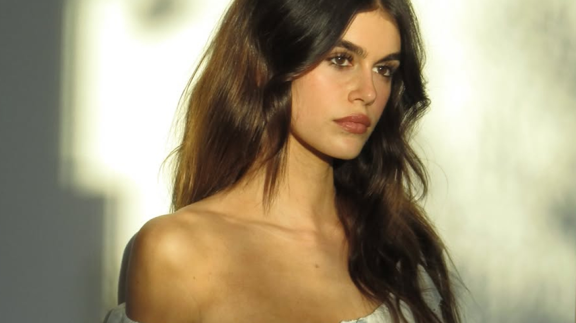 Kaia Gerber: Το αγαπημένο της τρικ στο μακιγιάζ για ηλιοκαμένο look
