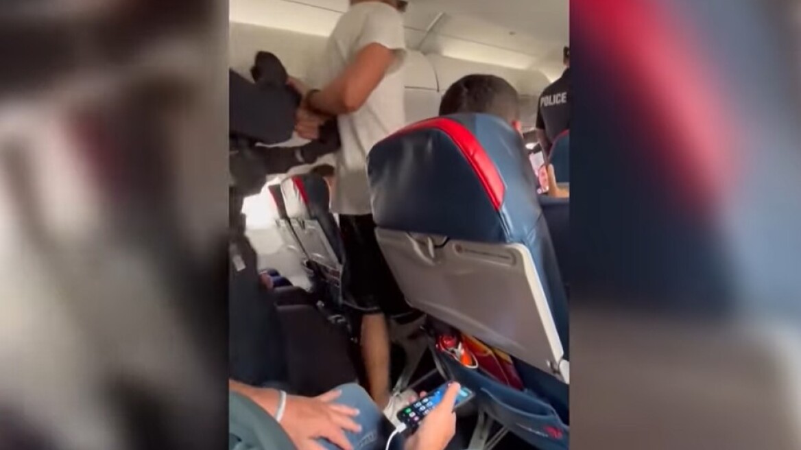 Αναστάτωση σε πτήση στις ΗΠΑ: Επιβάτης επιχείρησε να ανοίξει την έξοδο κινδύνου - Αναγκαστική προσγείωση αεροσκάφους