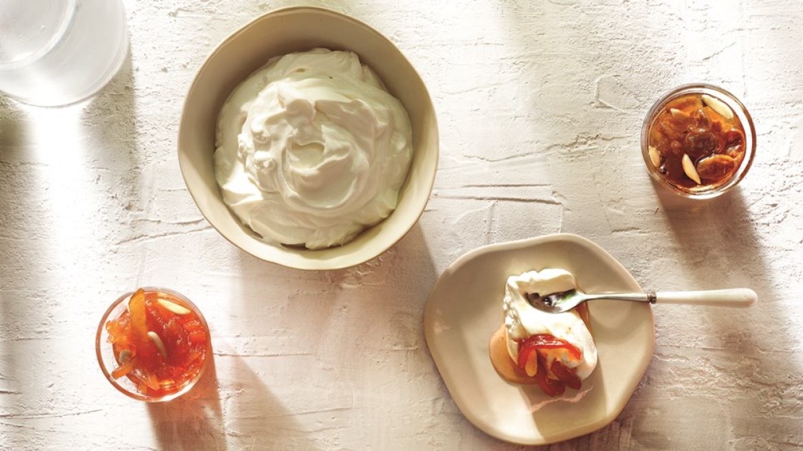 Σπιτικό γιαούρτι με χειροποίητο γλυκό του κουταλιού