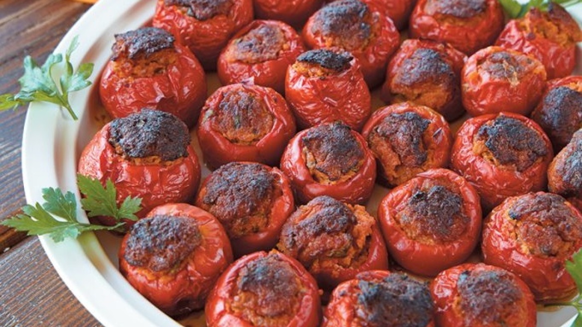 Nτομάτες γεμιστές από την Τήνο από το χωριό Κουμάρος