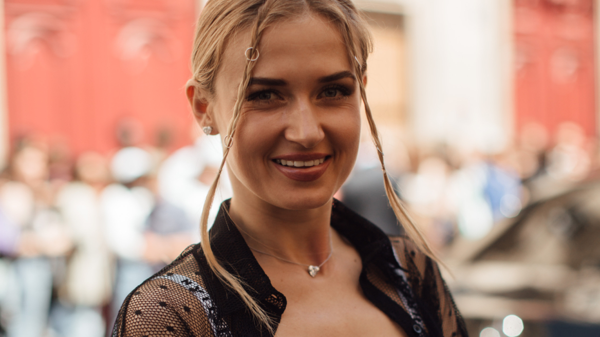 Baby Braids: Το χτένισμα που επιστρέφει κάθε καλοκαίρι
