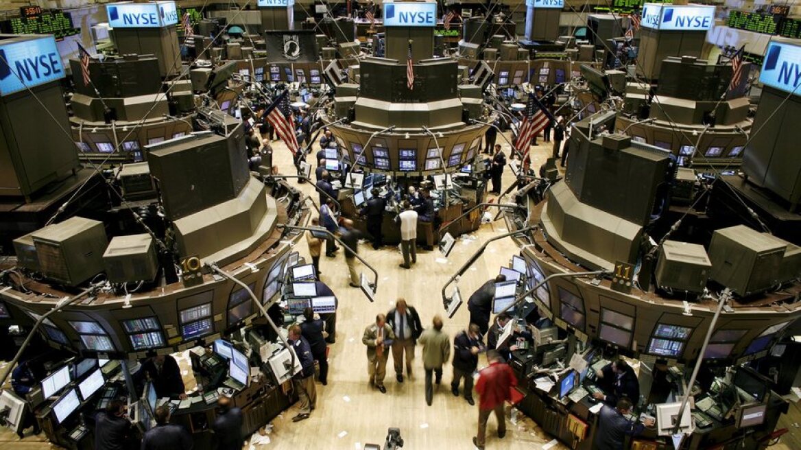 Πιέσεις στη Wall Street με φόντο τους δασμούς Τραμπ στην ΕΕ αλλά θετικό το εβδομαδιαίο πρόσημο