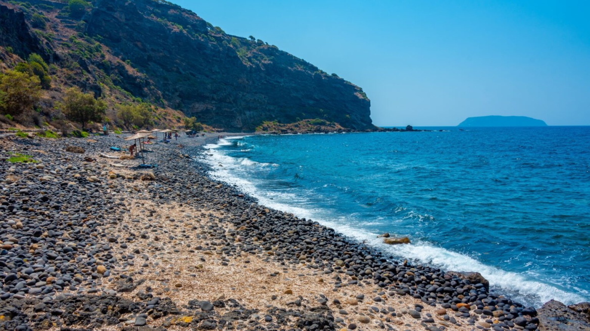 Χοχλάκοι: Η απόκοσμη παραλία της Νισύρου -Μαύρα βότσαλα, καθαρά νερά, τοπίο με ανόθευτη ομορφιά
