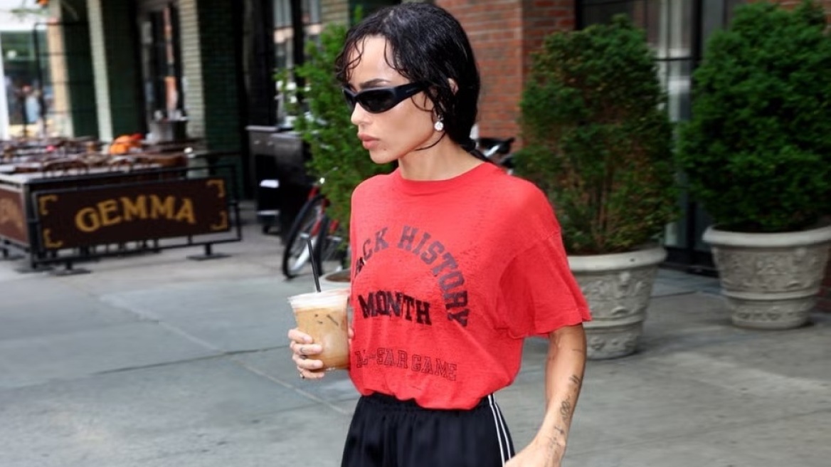 Η Zoë Kravitz συνδύασε αθλητικό σορτς με peep-toe mules
