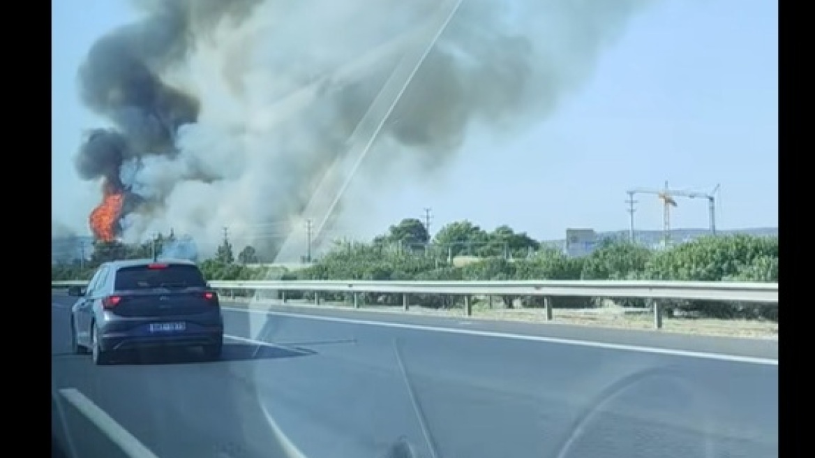 Έσβησε η φωτιά στον παράδρομο της Αττικής Οδού στο Κορωπί