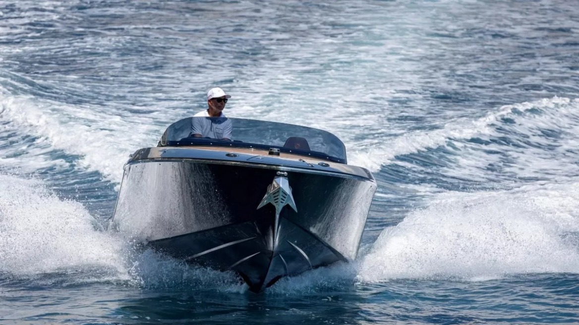 Η Porsche τα «σπάει» και στη θάλασσα
