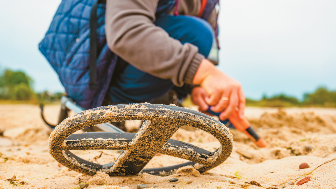 Οι αρχαιοκάπηλοι και το κυνήγι του θησαυρού: Έσκαβαν σε όλη την Ελλάδα τα βράδια - Πώς ένας μοναχικός «κυνηγός» αποκάλυψε τη δράση τους