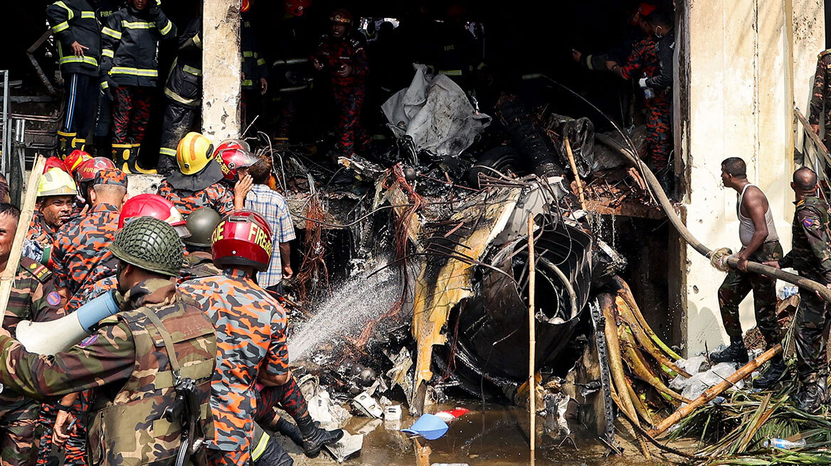 Μπαγκλαντές: Πανικός και εικόνες καταστροφής μετά τη συντριβή αεροσκάφους σε σχολείο, δείτε βίντεο
