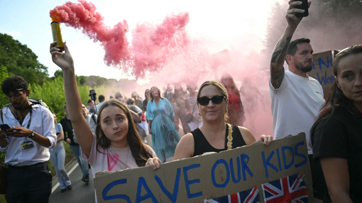 Βρετανία: Επεισόδια μπροστά σε ξενοδοχείο όπου διαμένουν αιτούντες άσυλο μετά από καταγγελία για σεξουαλική επίθεση σε 14χρονη