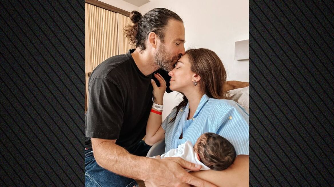 Η Ευρυδίκη Βαλαβάνη φωτογραφίζεται αγκαλιά με τον Γρηγόρη Μόργκαν και τον γιο τους
